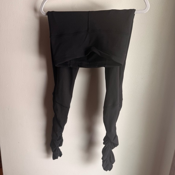 Black Lululemon Roche Leggings - Picture 4 of 6